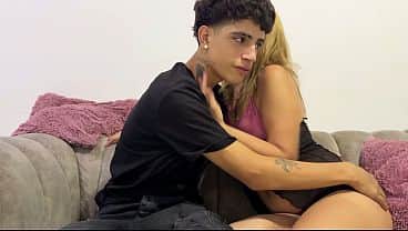 Comparto cama con mi hijastro e hijastra y tenemos un rico sexo amateur