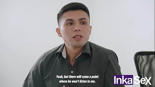 Joven Argentina culona seduce a su Jefe mientras el hijastro la espia y se la folla.