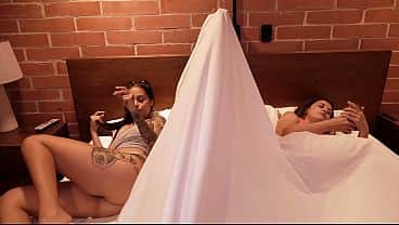 Esta hijastra culona a la que le gusta compartir siempre la cama