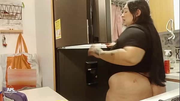 Me follo a la esposa de mi hermanastro en la cocina. PARTE 1