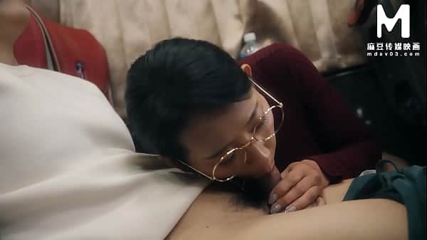 ModelMedia Asia - Repressing sounds while savoring the thrill of secret sex on the bus