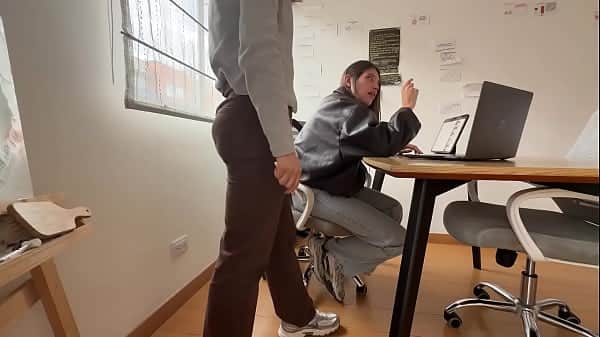 Mi mejor amiga me toca mi clitoris duro mientras trabajo!!!