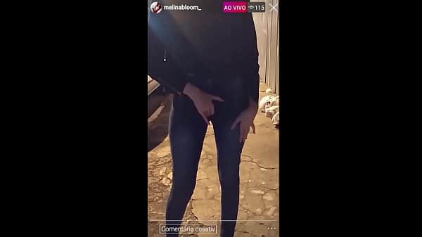 NA RUA, GOSTOSA BATE UMA EM PÚBLICO EM LIVE DO INSTAGRAM, COM PEITOS DE FORA! BUZINARAM AO VER! - Melina Bloom