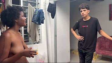 Mi madrastra y me ayuda a bañar y mi hermanastra celosa se mete y me hacer correr en ella.
