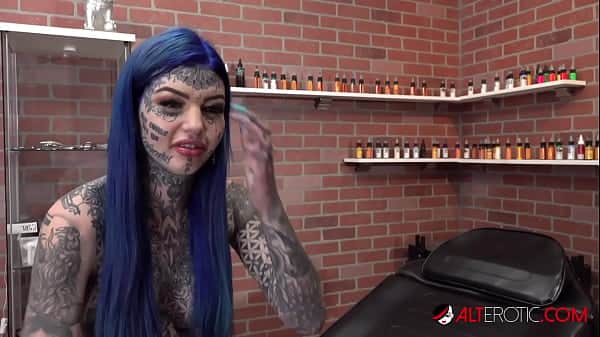 Australian beauty Amber Luke gets a new nose tattoo