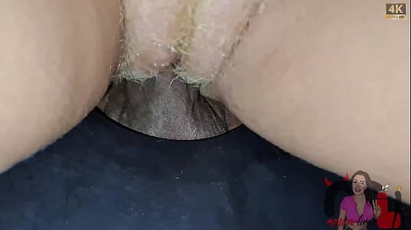 Estava com tanto tesão que fodi no GloryHole com um desconhecido e acabei ficando cheia de porra na buceta.