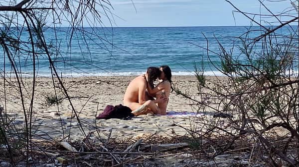 Beach sex between two passionate lovers. Female Squirting Orgasms at 7.40 and 13.25 - - Video shot with my new telephoto lens
