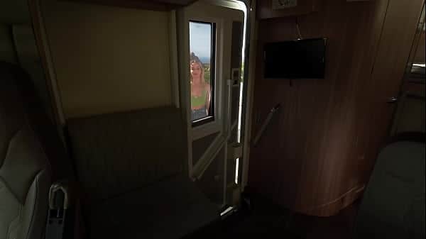 Le Bus des libertins CANARIS #5 , VITTORIA se fait baiser sur la route de la plage
